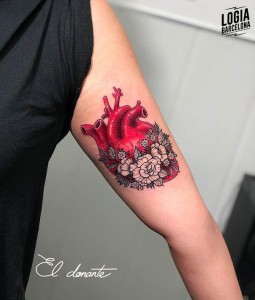 tatuaje_brazo_corazon_flores_logia_barcelona_el_donante 